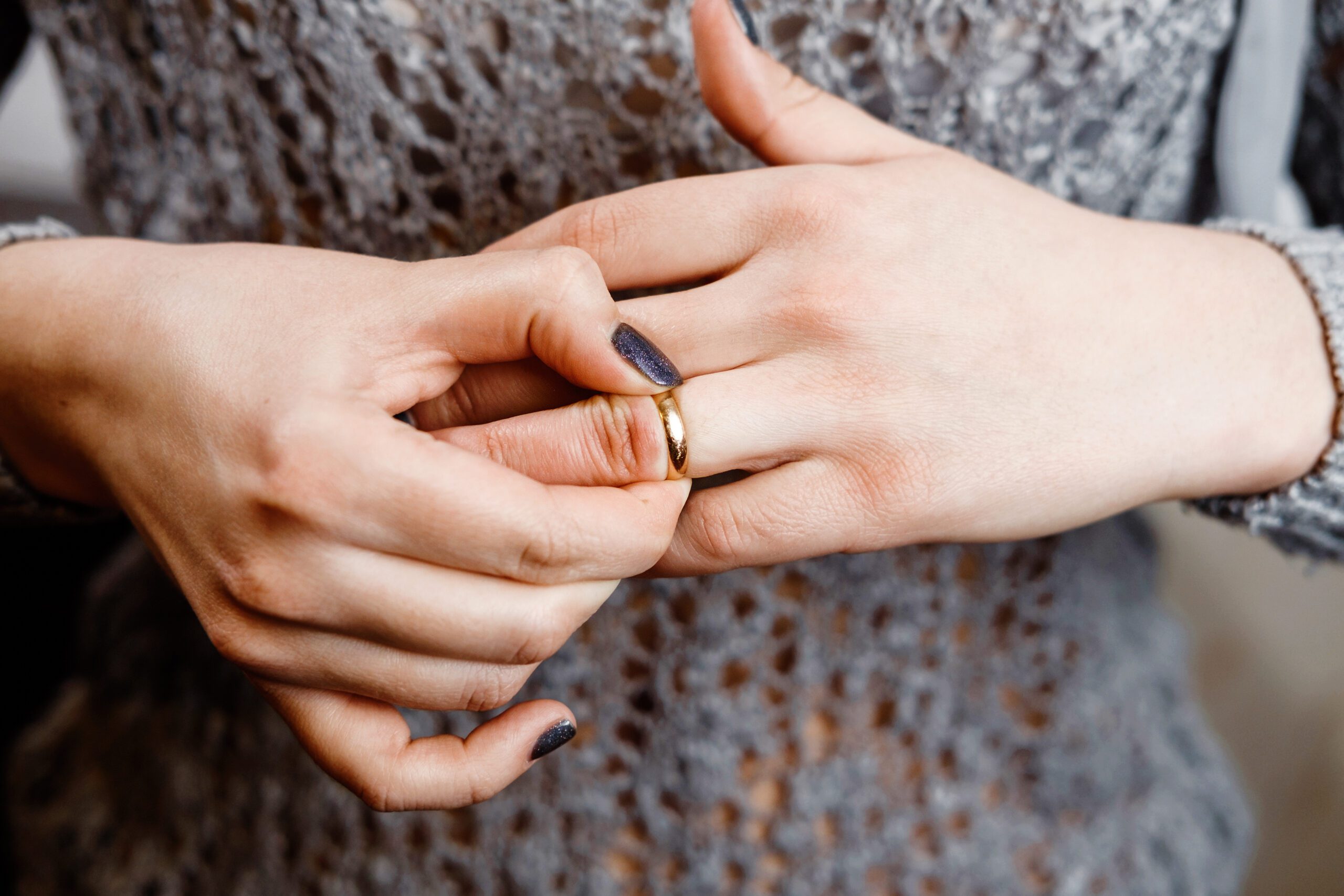 woman takes off an engagement ring, family conflict, close-up